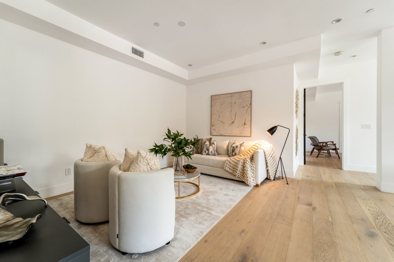 350 Mount Carmel Dr, Glendale 