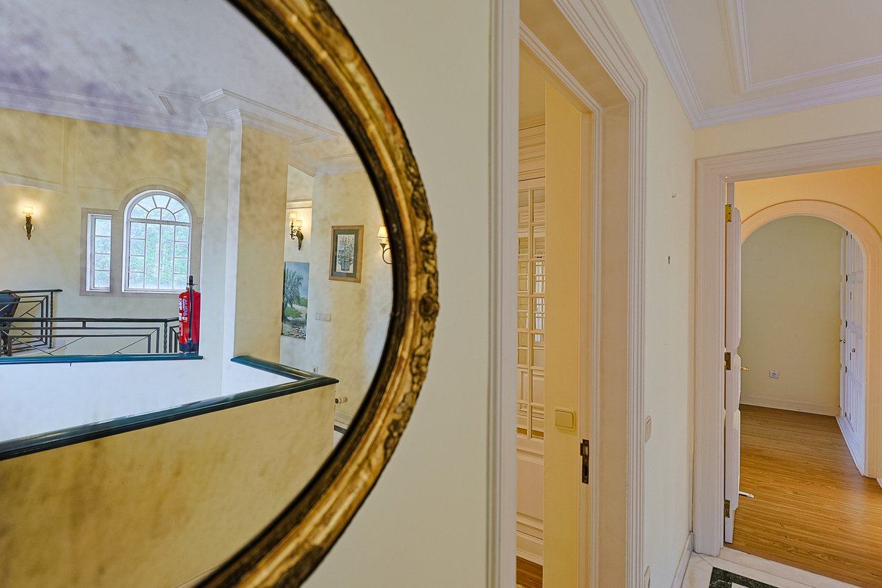 Spacious 8+2-Bedroom Villa with Pool for Rent in Cascais