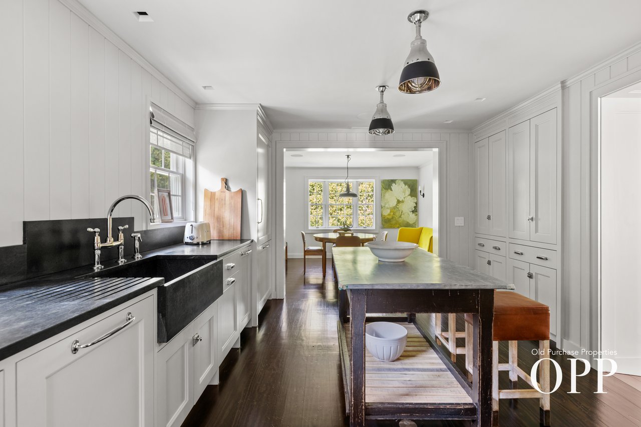 A REFINED BELLPORT RETREAT