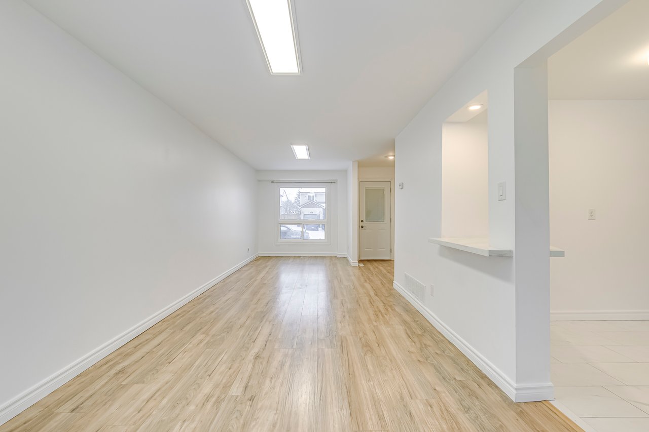 3042 Patrick Cres