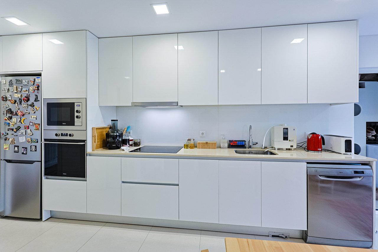 Modern 2-Bed, 2-Bath Apartment in Central Marinha Grande – Near Nazaré