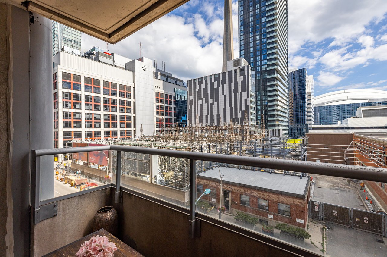 250 Wellington St W 535