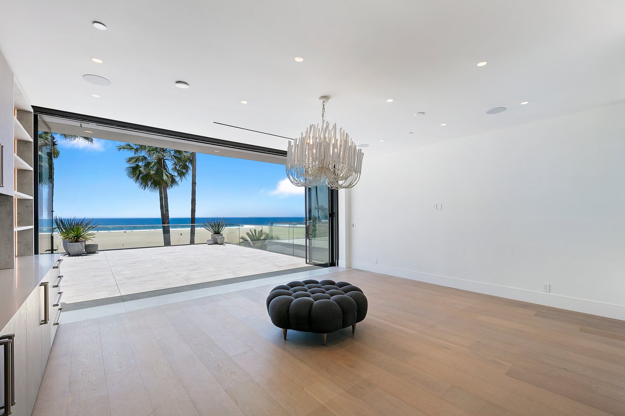 938 Palisades Beach Rd