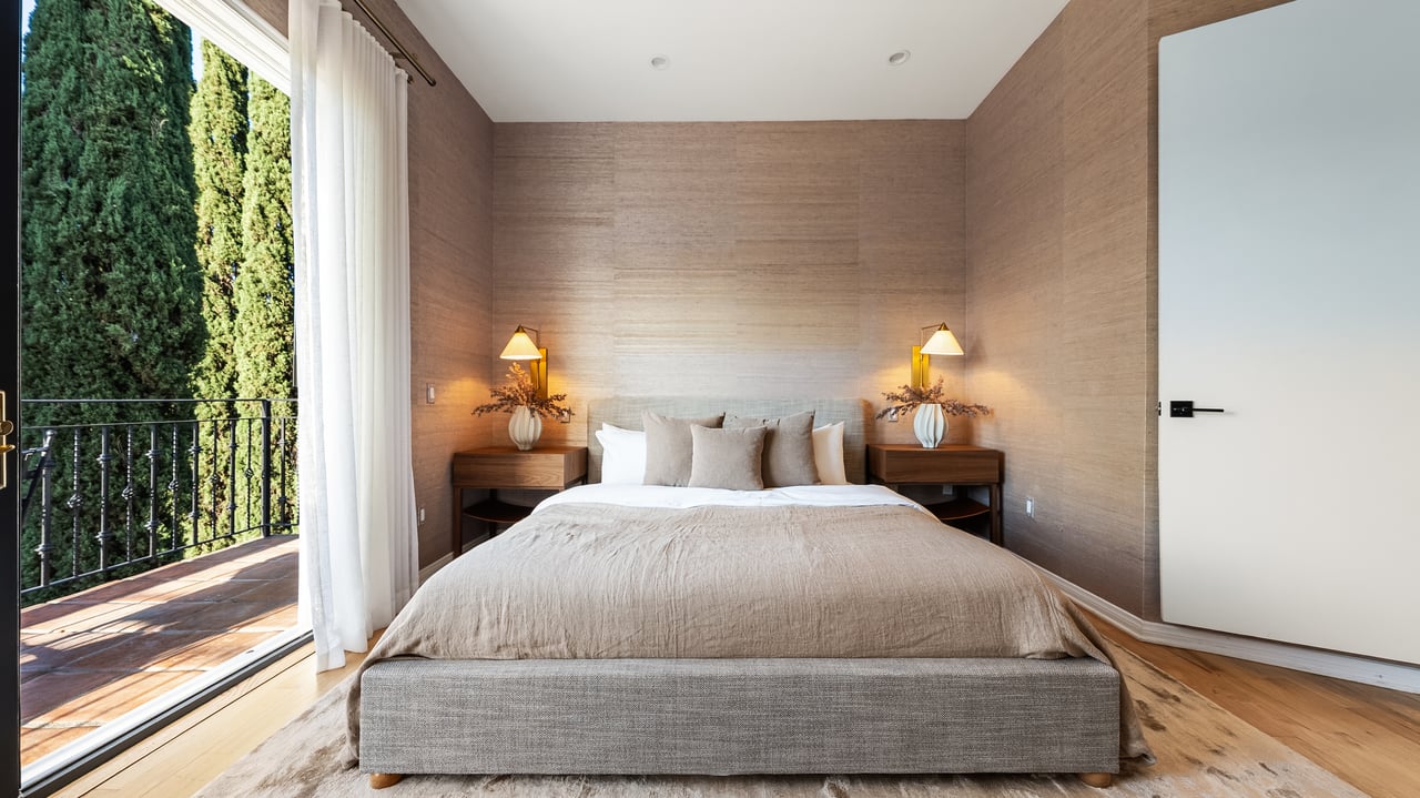 2591 Leicester Dr, Hollywood Hills