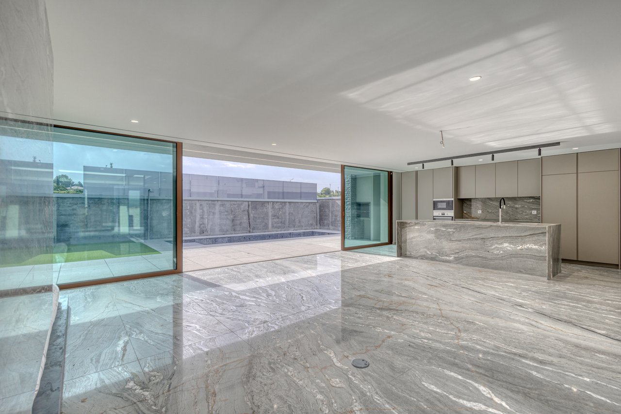 Contemporary 3-Bedroom Luxury Villa with Pool and Large Basement in Palmeira, Braga