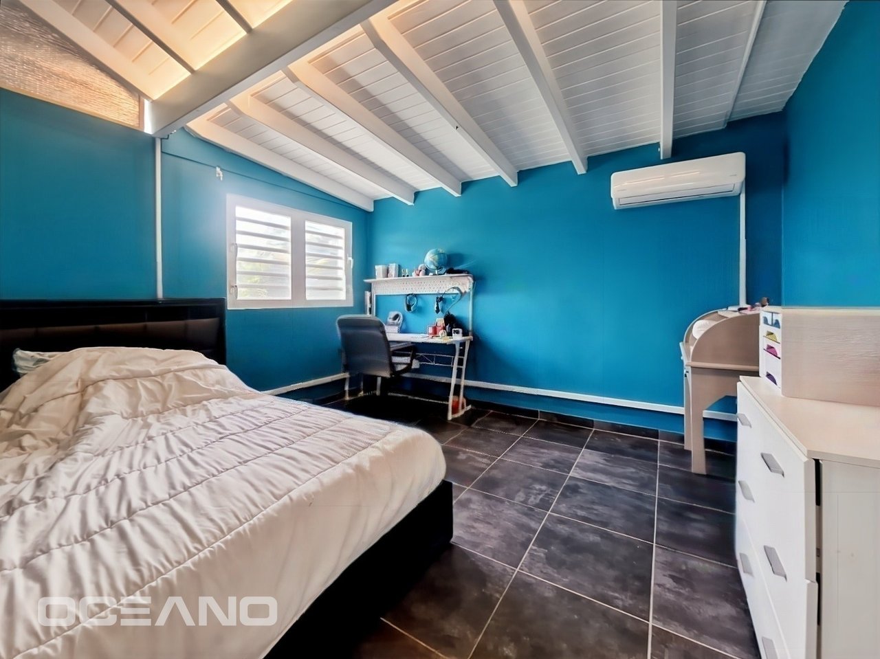 4-bedroom house with garden 