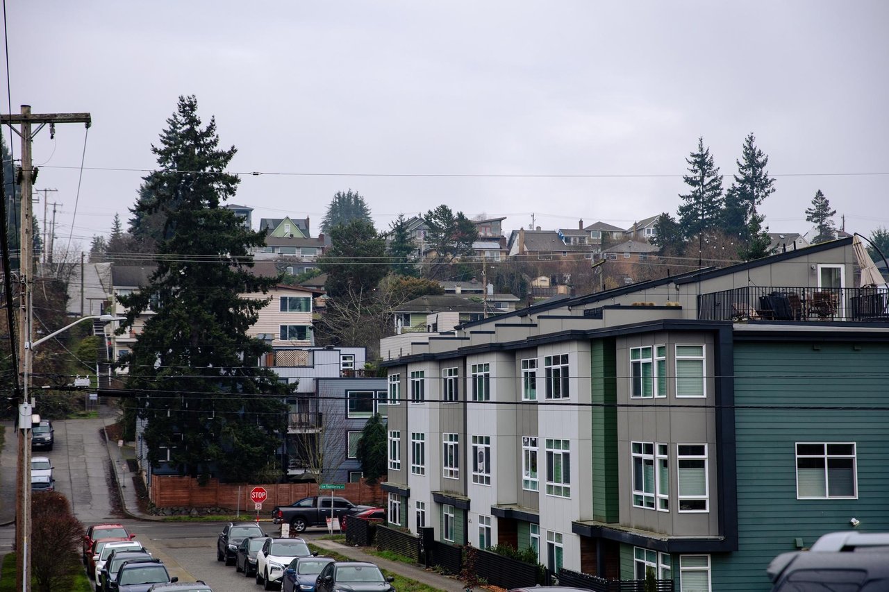 🏡 How Do You Actually Win a Bidding War in Seattle Without Overpaying?