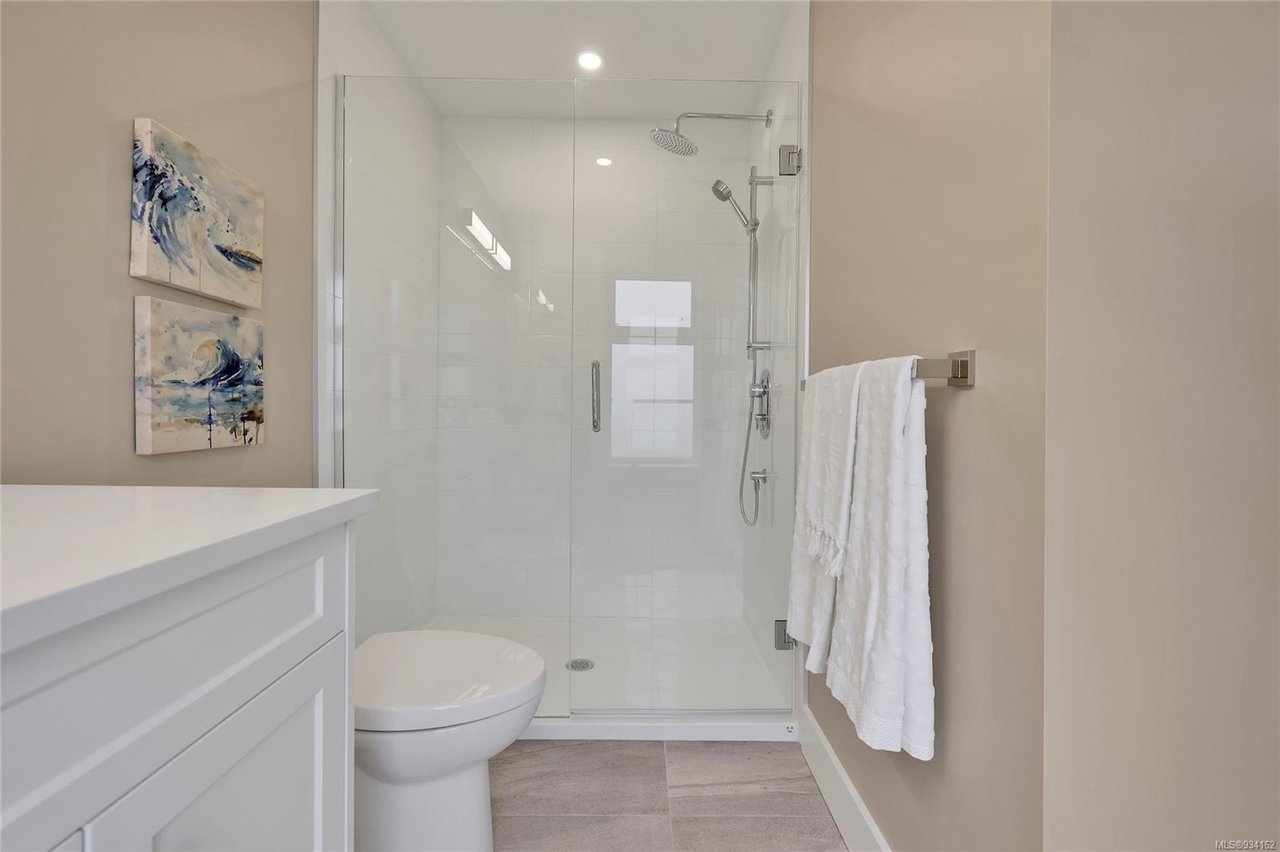 2-1048 Tillicum Rd