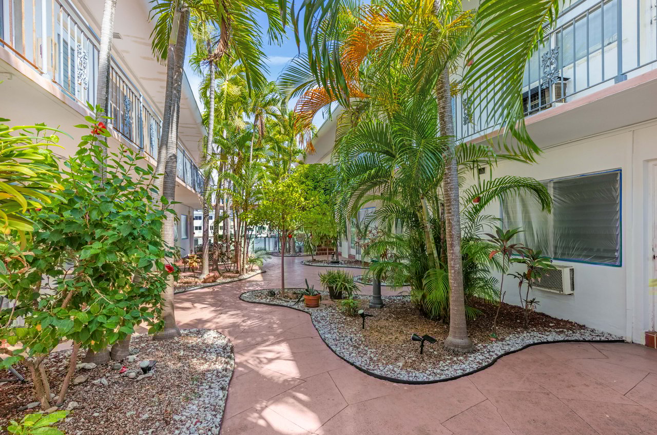 🌊 Waterfront One-Bedroom with Balcony – Miami Beach Lifestyle!