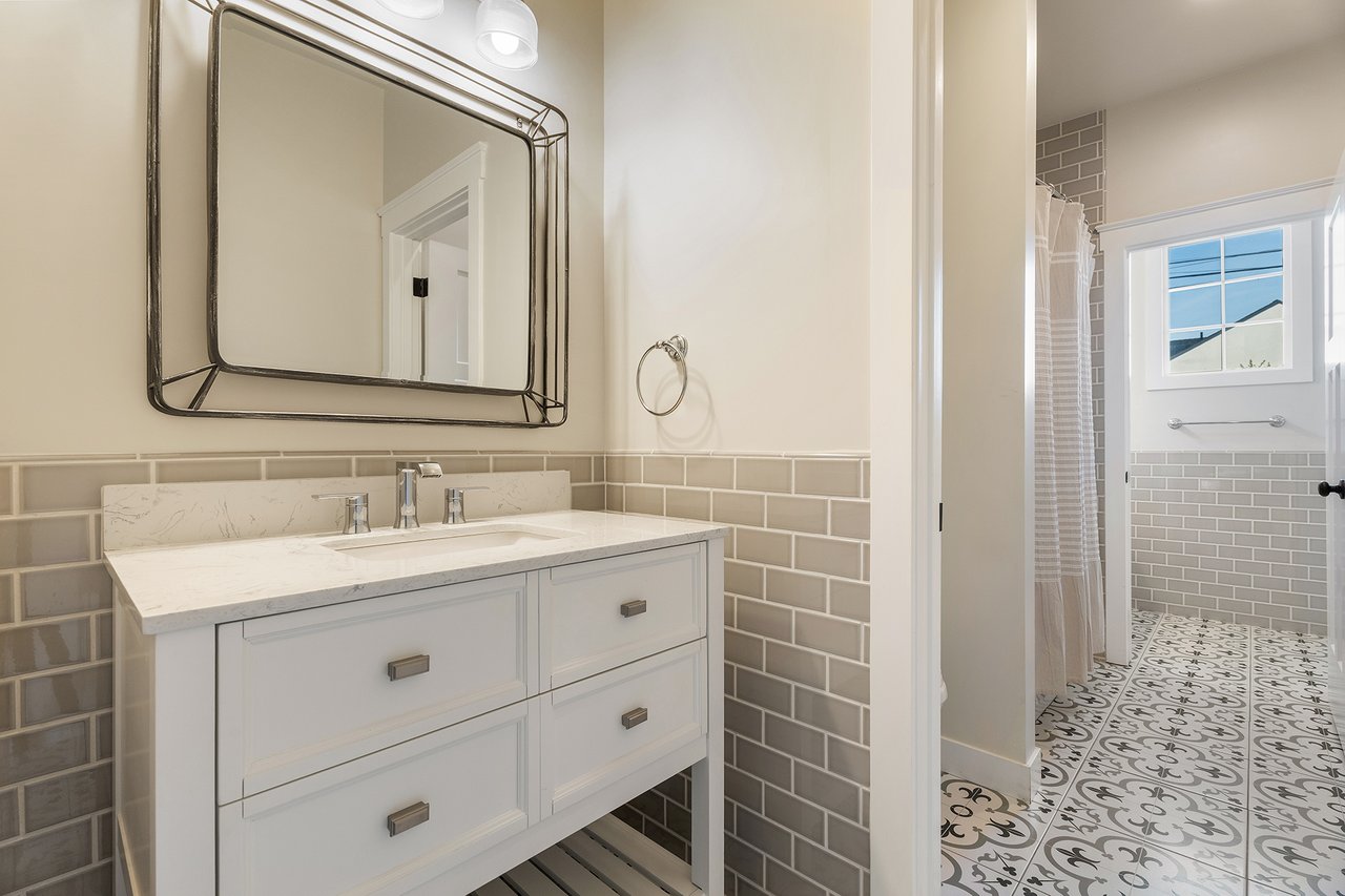 3838 E DEVONSHIRE Avenue