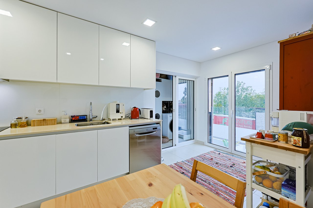 Modern 2-Bed, 2-Bath Apartment in Central Marinha Grande – Near Nazaré