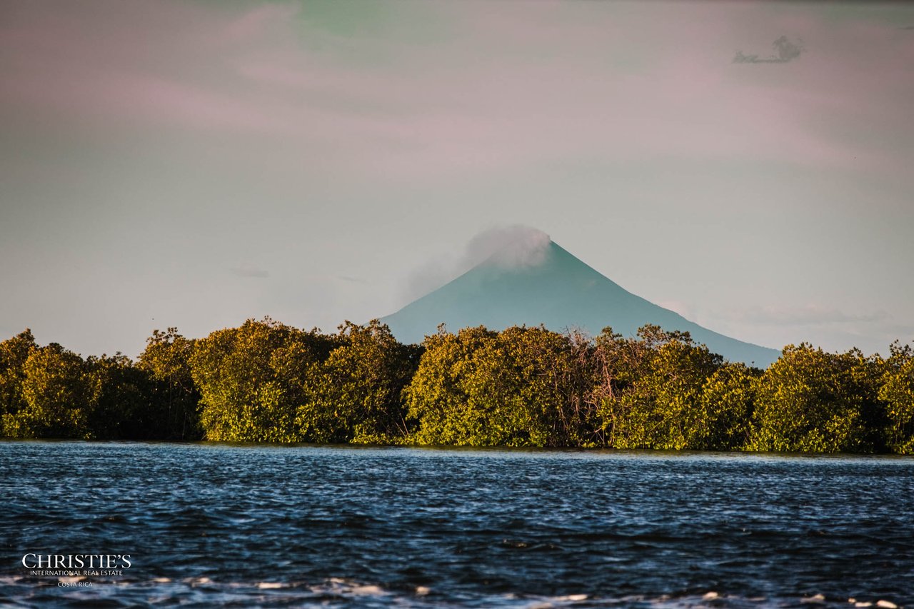 Mandla Boutique Coastal Retreat with World-Class Surf