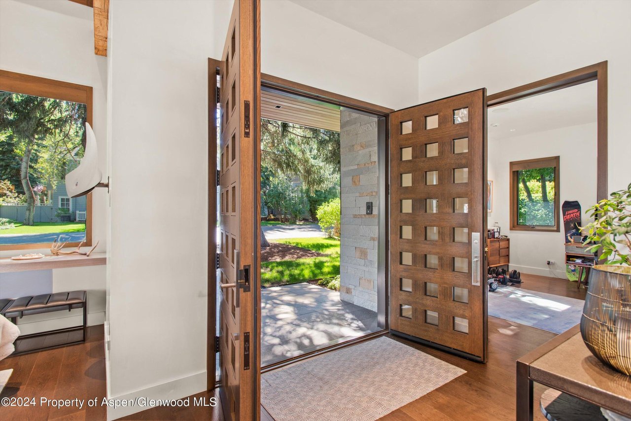 700 W Smuggler Street