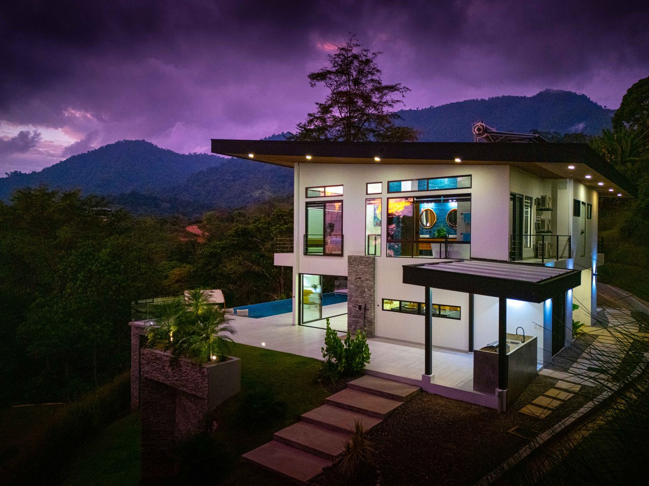 Luxury 4-Bed Home with Ocean & Jungle Views in Ojochal