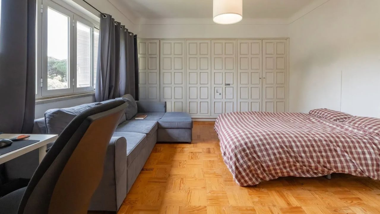 Spacious 5-Bedroom Villa with Expansive Garden Near Sintra in Colares