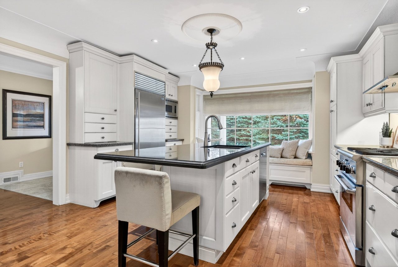  Aldershot Lakeside Elegance