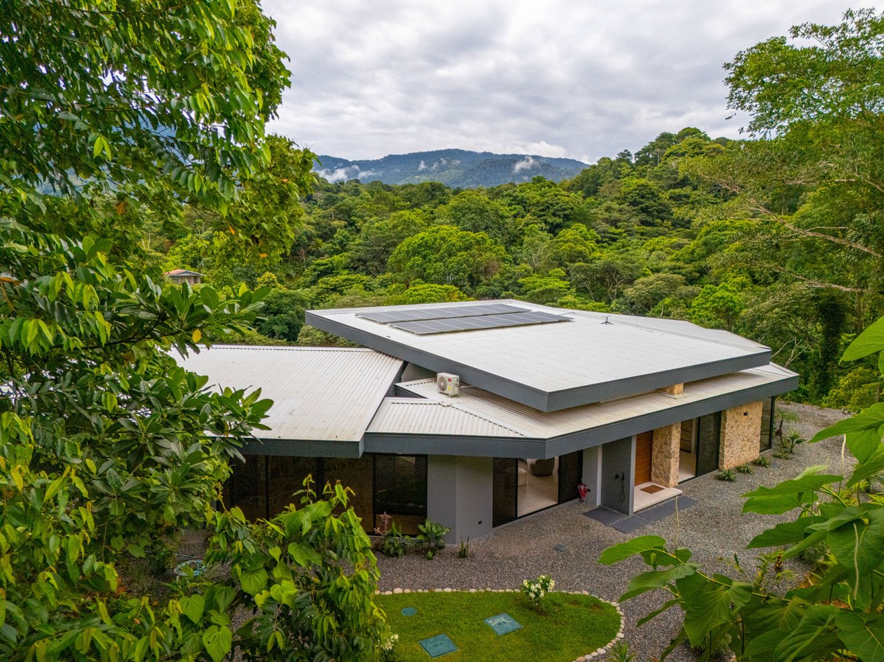 Ojochal Modern Jungle Home with Infinity Pool & Mountain Views