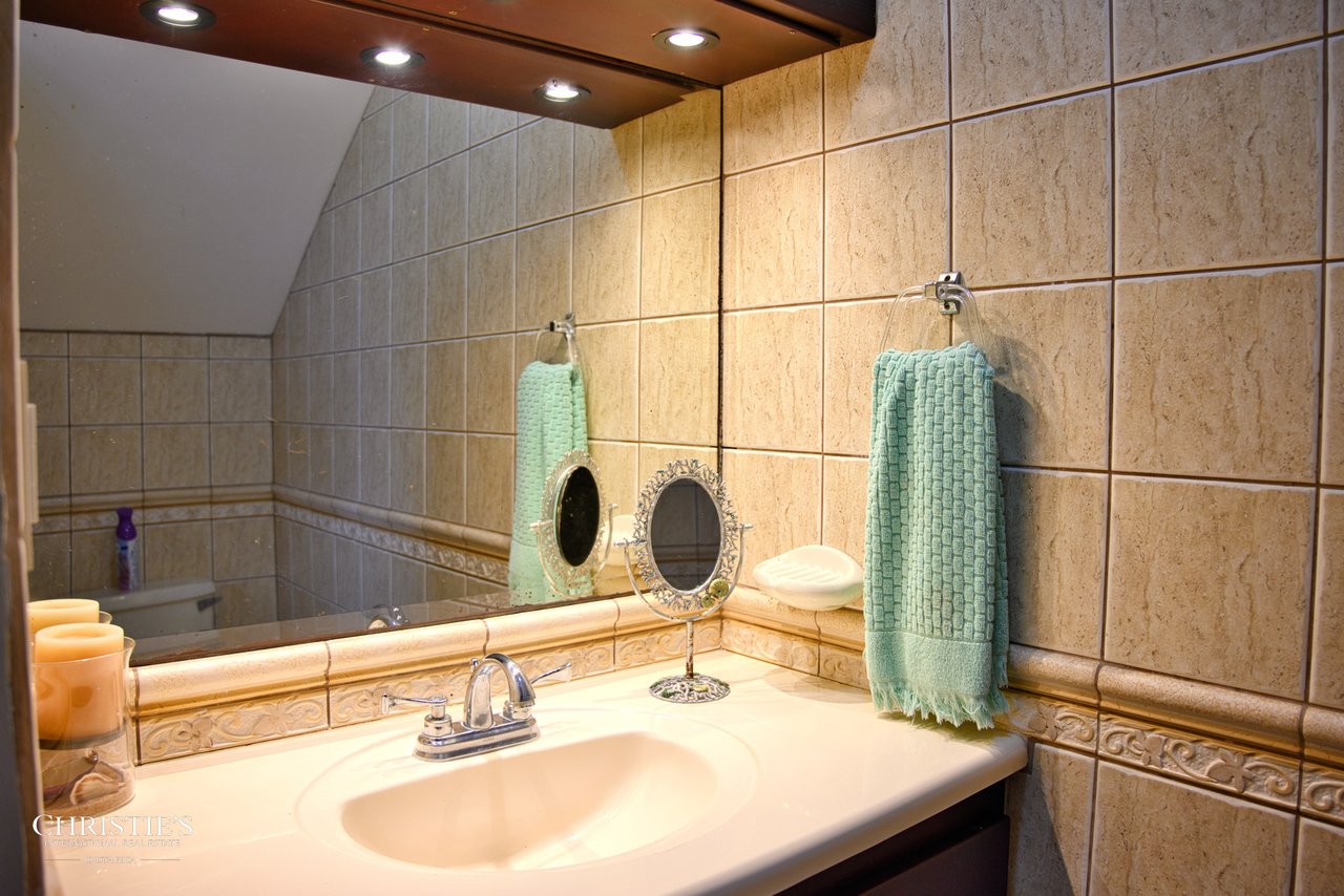 Exquisite Corner Townhouse with Panoramic Ocean Views – Faro Escondido