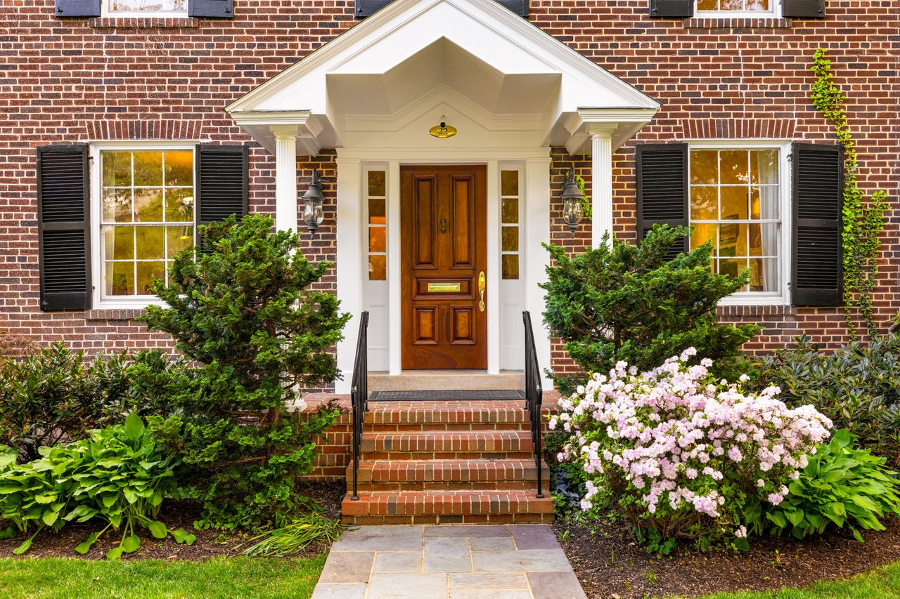 22 W OAK STREET
