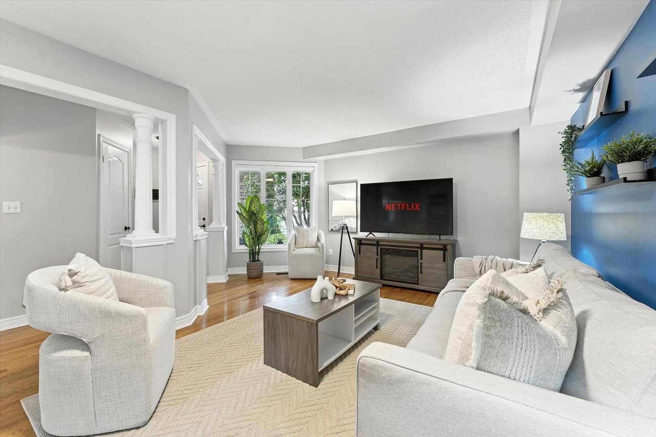 151 Mowat Cres
