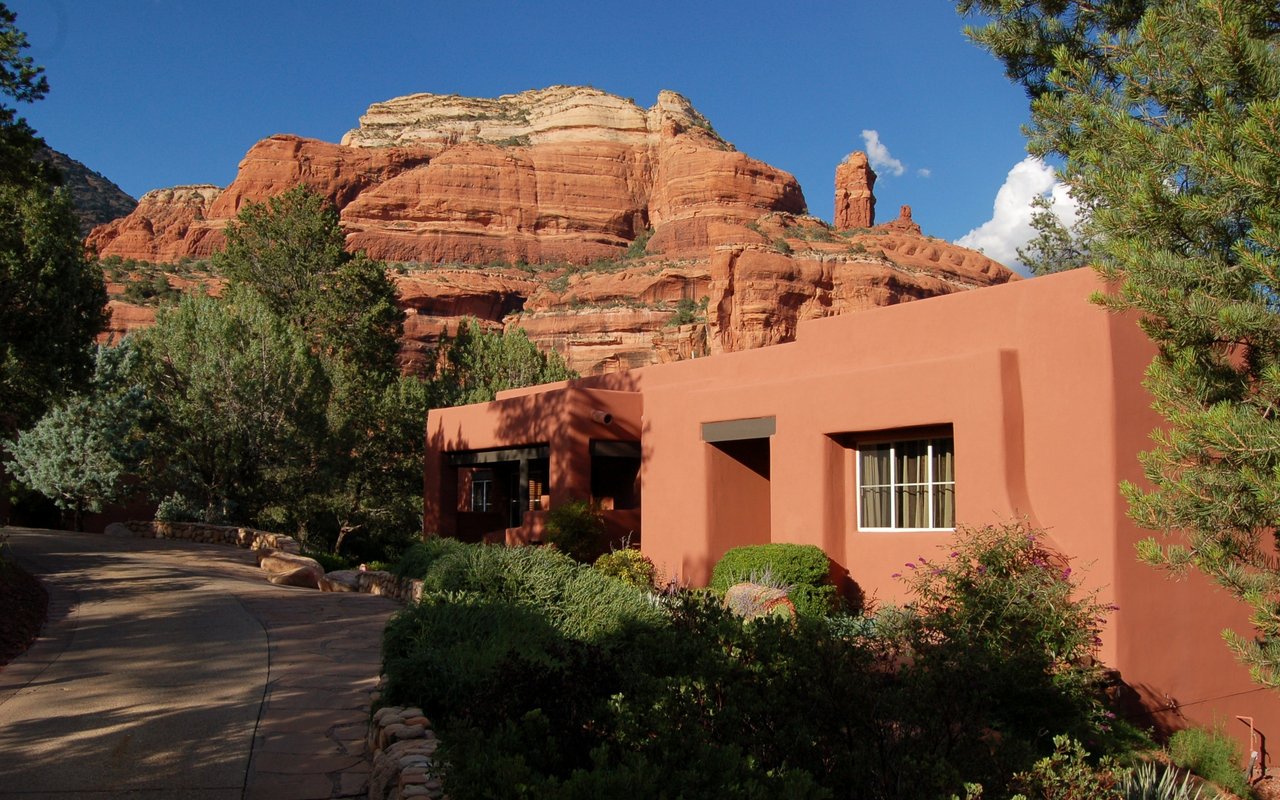 Monument Manor