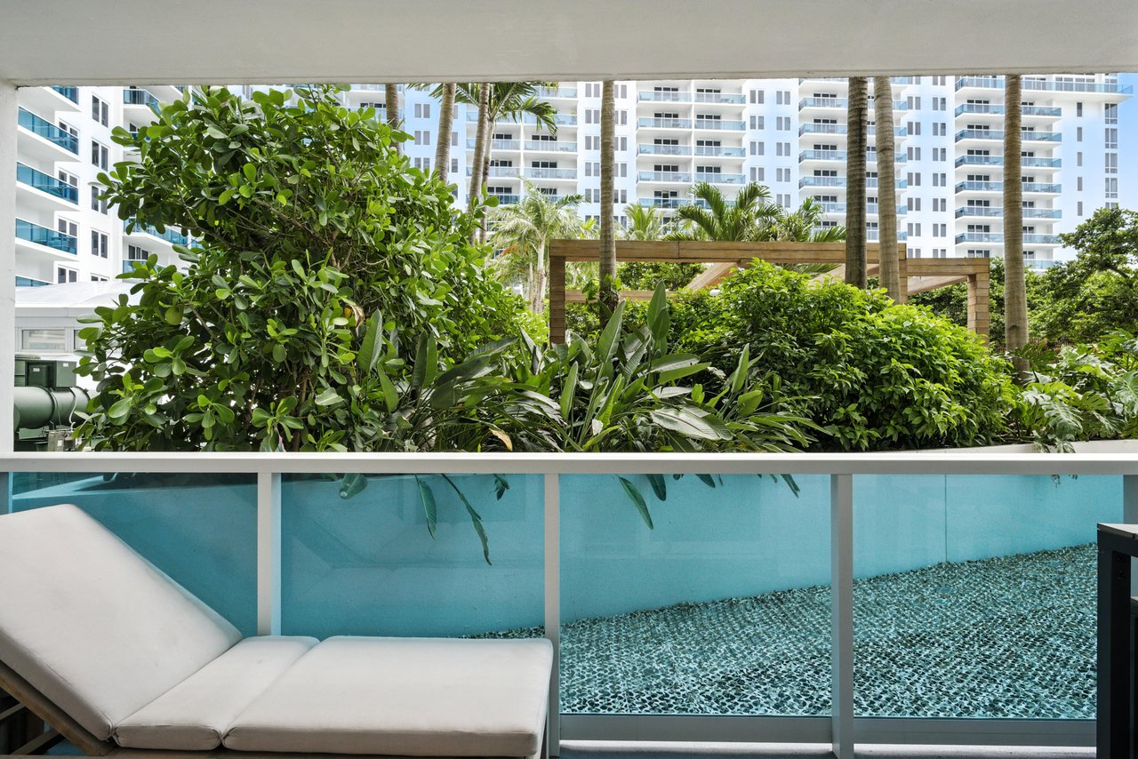 2301 Collins Ave #318  
