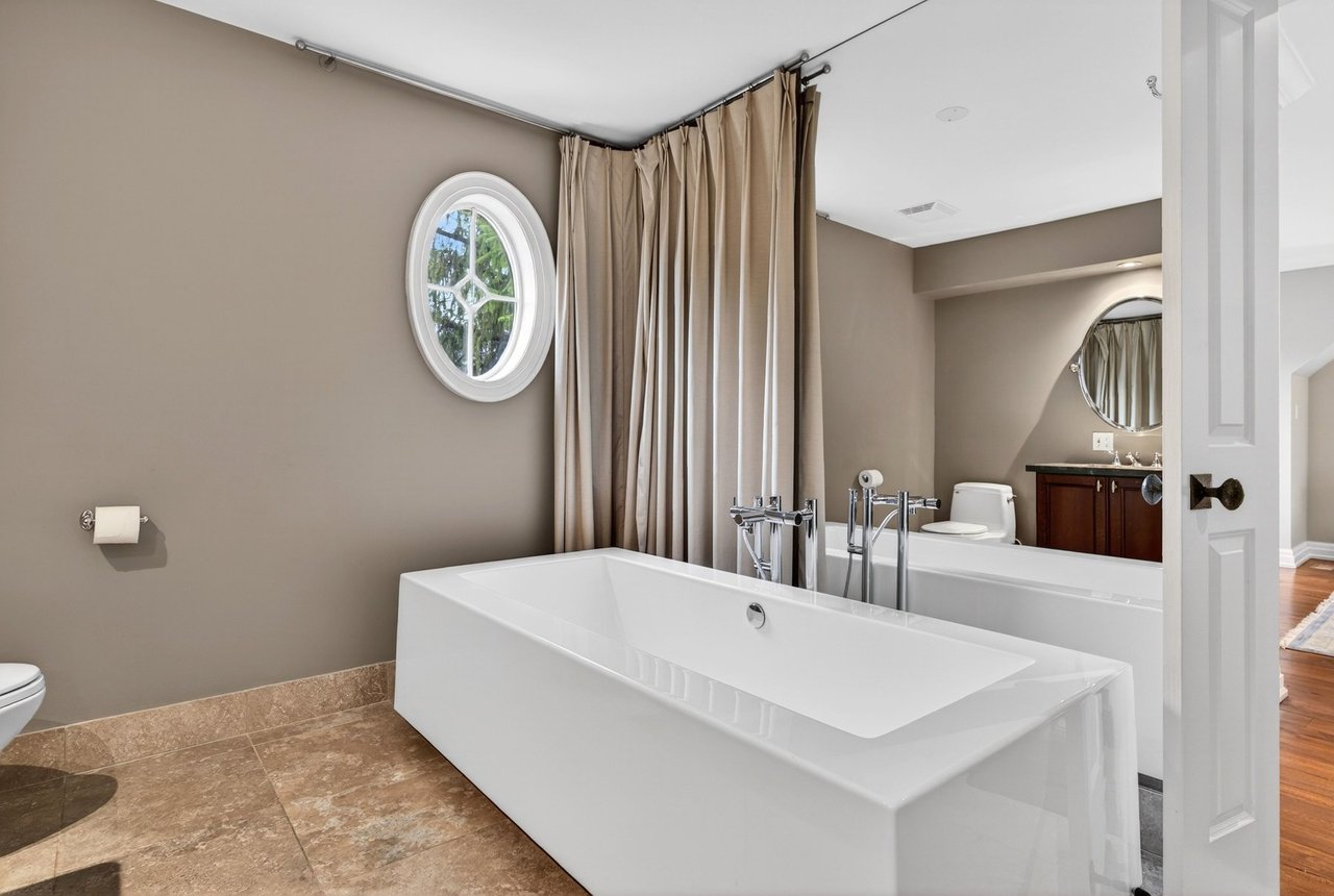  Aldershot Lakeside Elegance