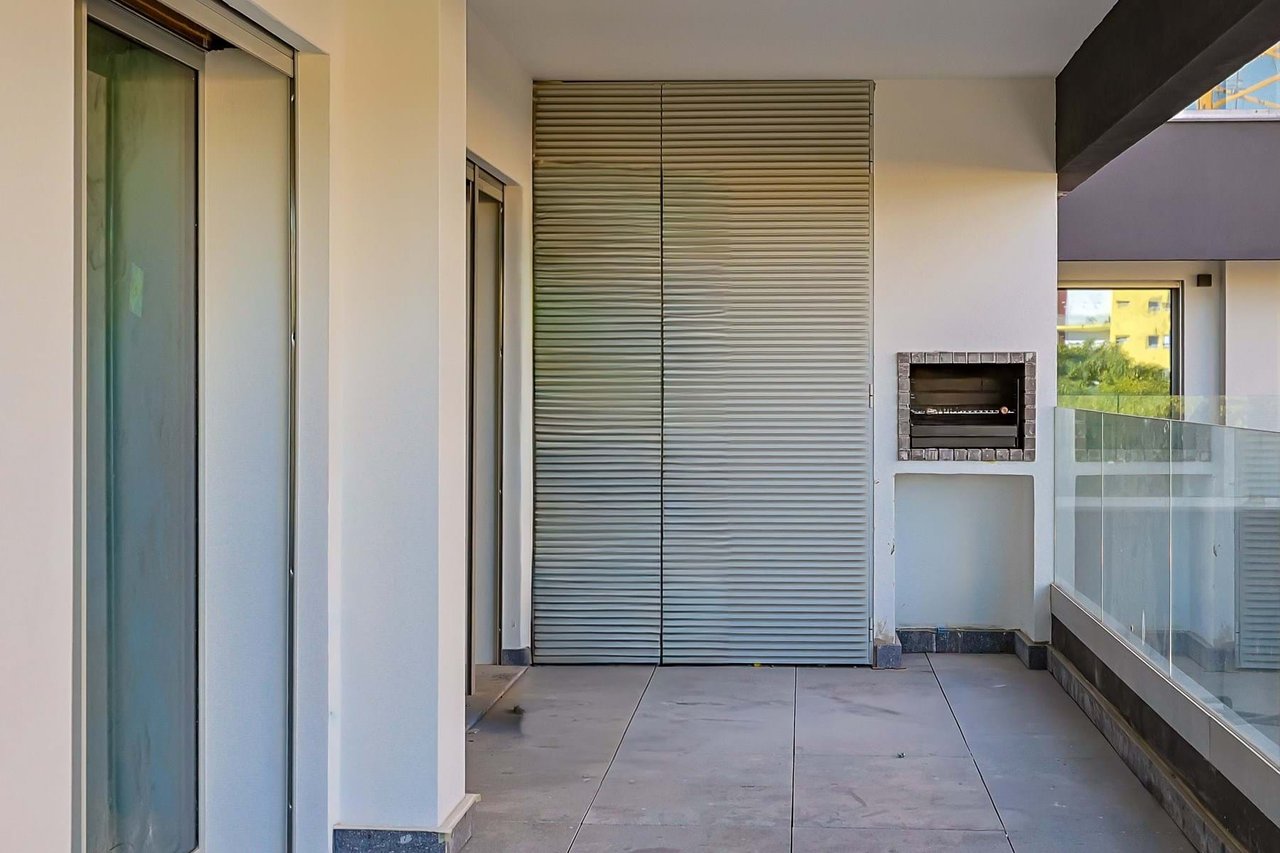 Modern 1-Bedroom Apartment in Camarate, Loures