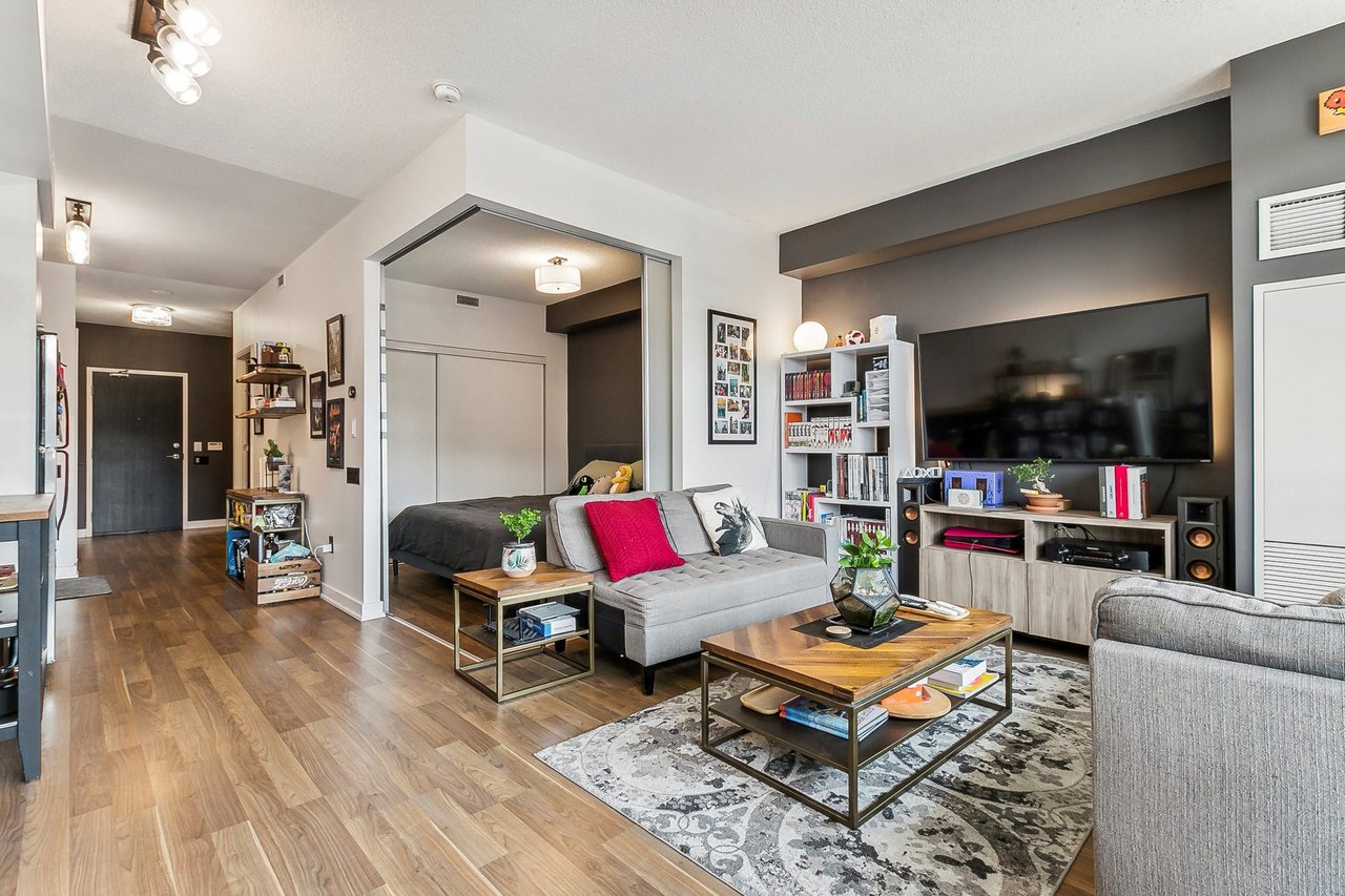 775 King St W Unit: 906
