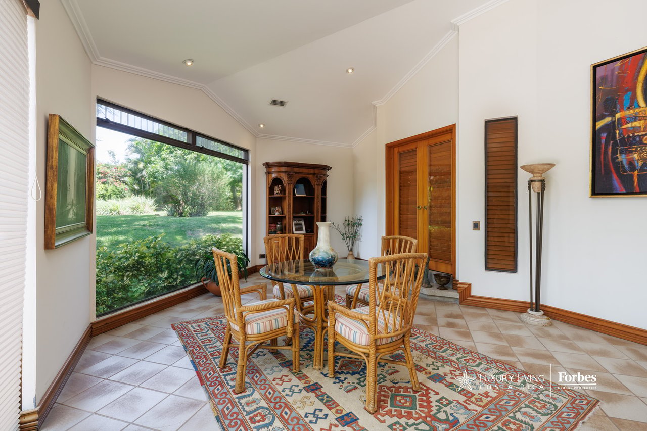 21575 - One level home with almost 3,000sqm of land in Bosques de Lindora