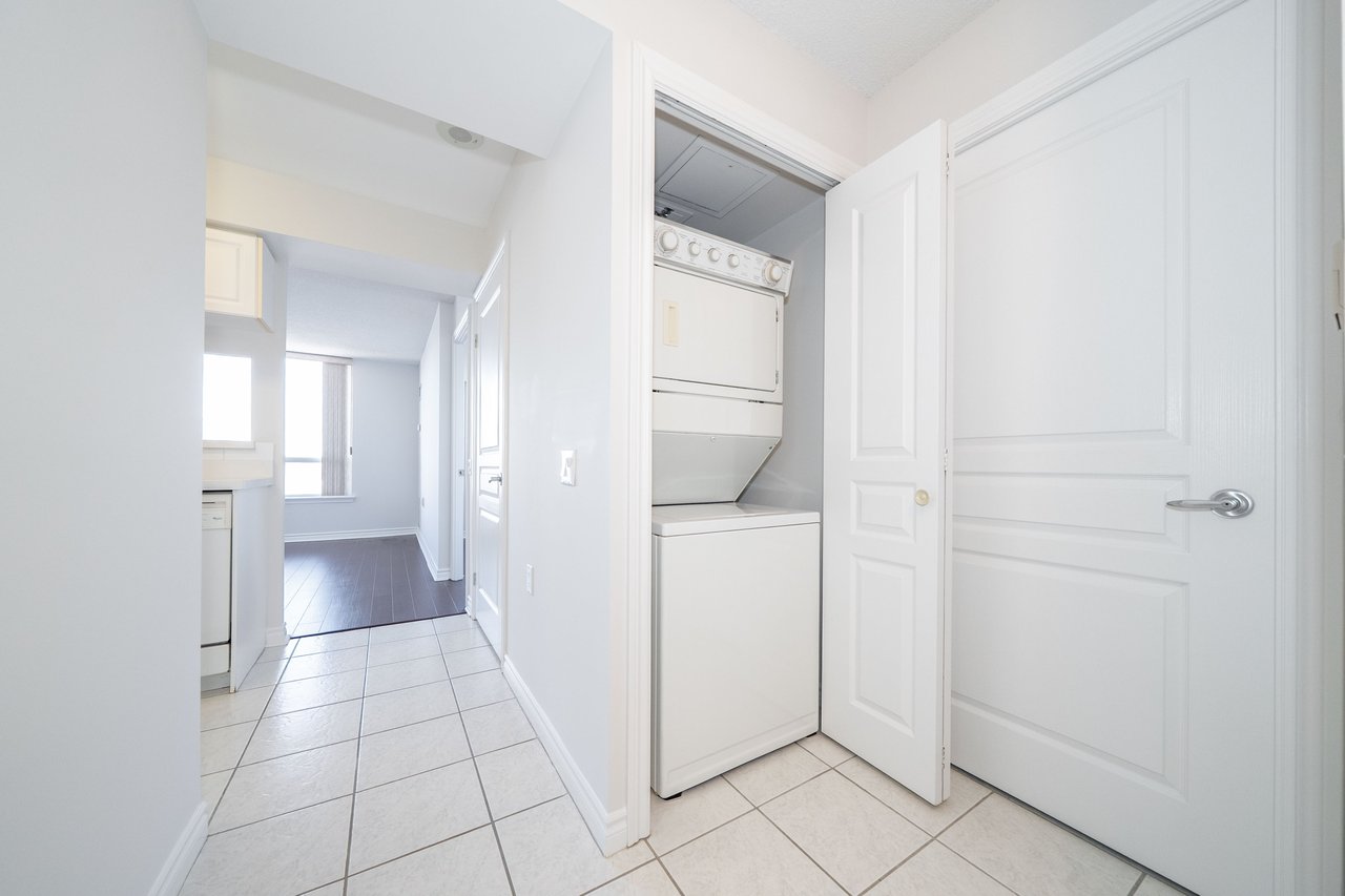 9015 Leslie Street, 807