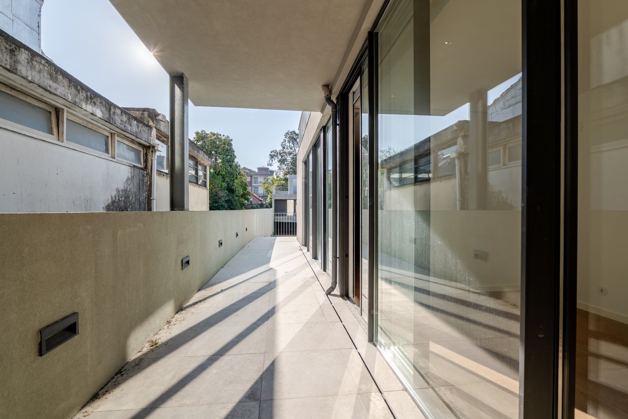 Elegant 1-Bedroom Apartment with Private Patio & Short-term Rental (AL) License in Porto’s Historic Core