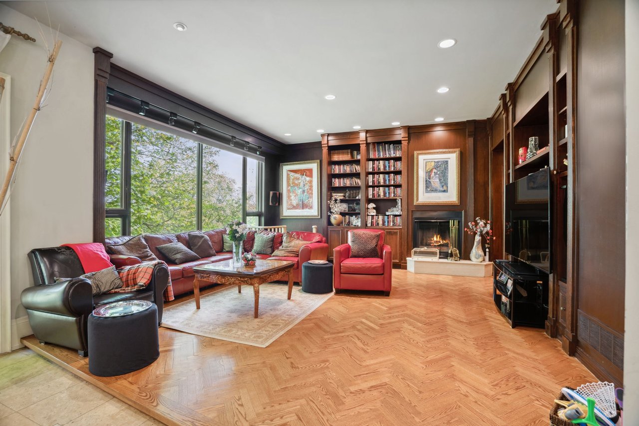 Prestigious Riverview Drive