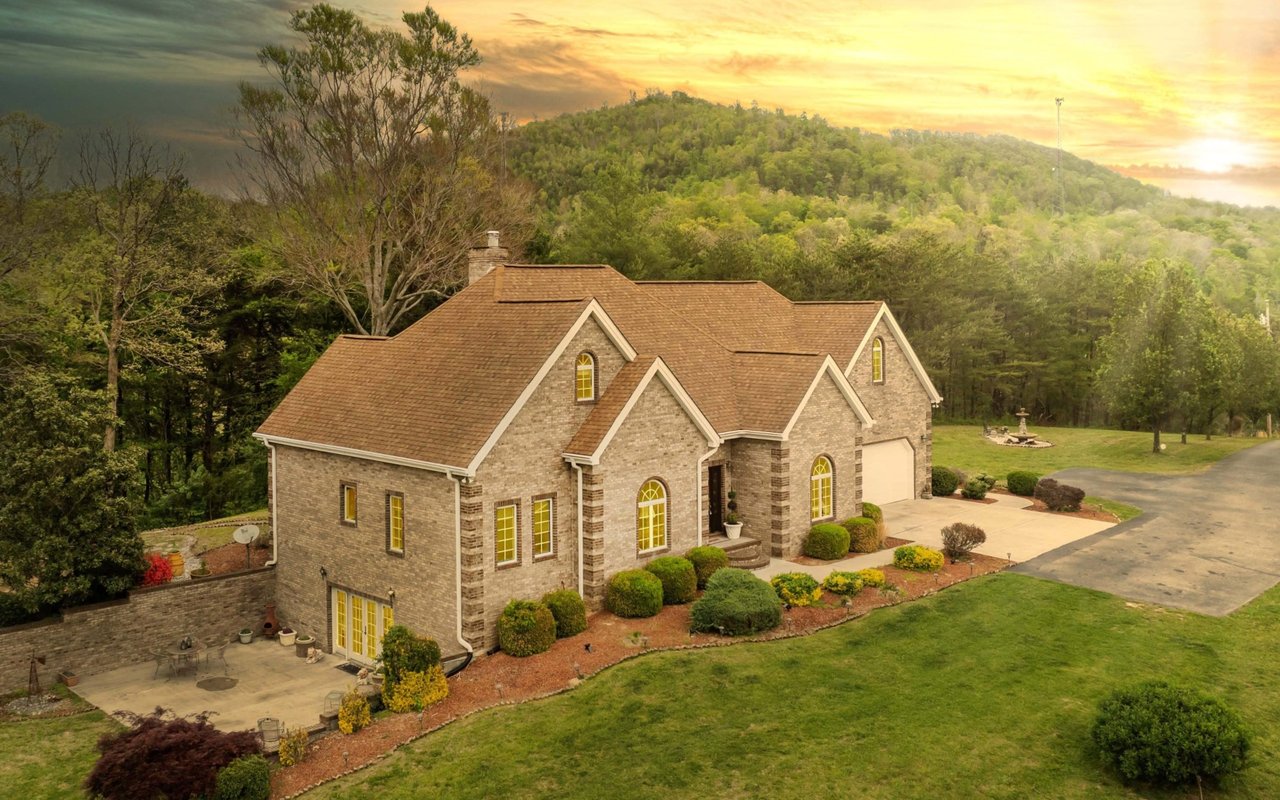 Wallace Luxury Spotlight | 300 Lowe Road Huntsville, TN 37756