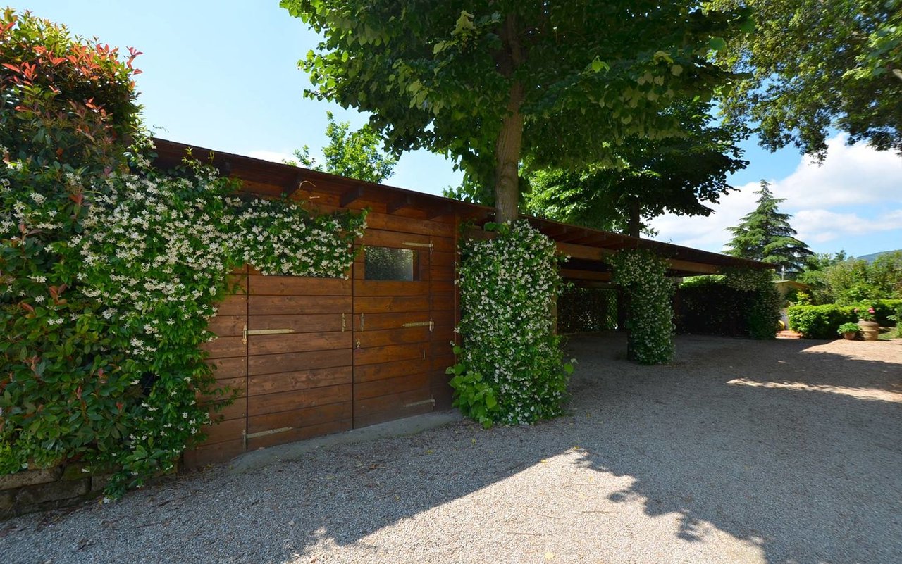 Gorgeous Florence Estate With Saltwater Pool