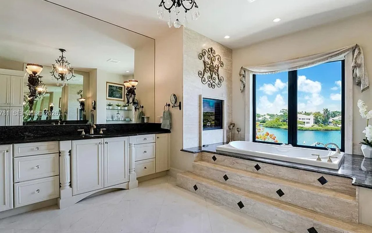 10433 SE Banyan Way