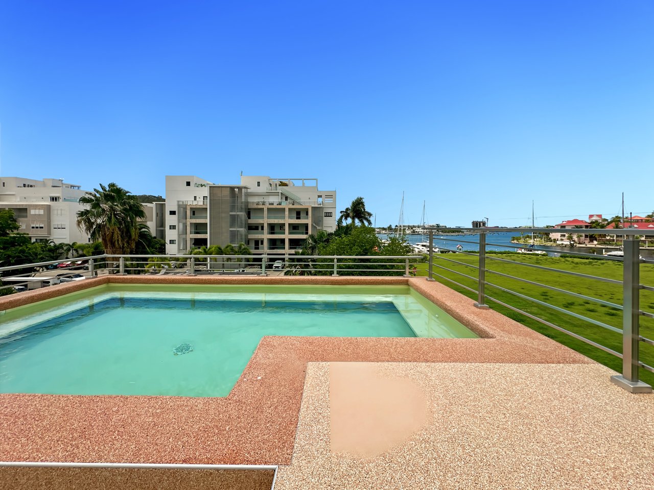 Rare Opportunity: Spacious Apartment with Terrace and Private Pool - ColeBay