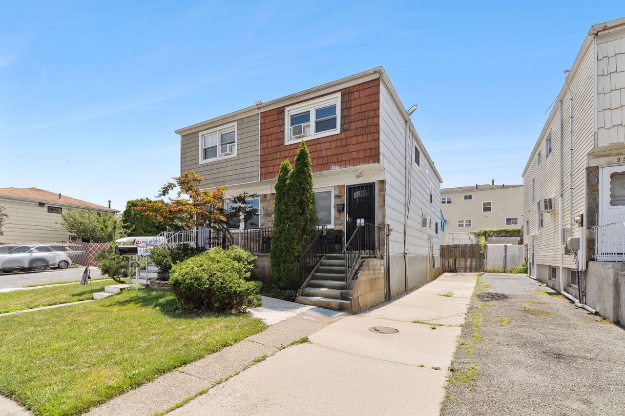 228 Westwood Avenue, Manor Heights SI  |  Beautifully Renovated Semi-Attached Home