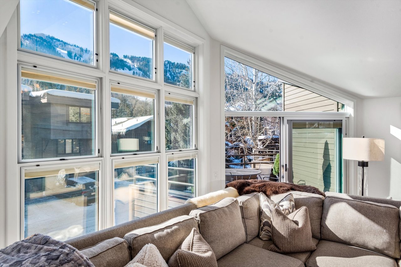 Aspen Core Luxury: Walk to the Gondola from this Spacious Townhome