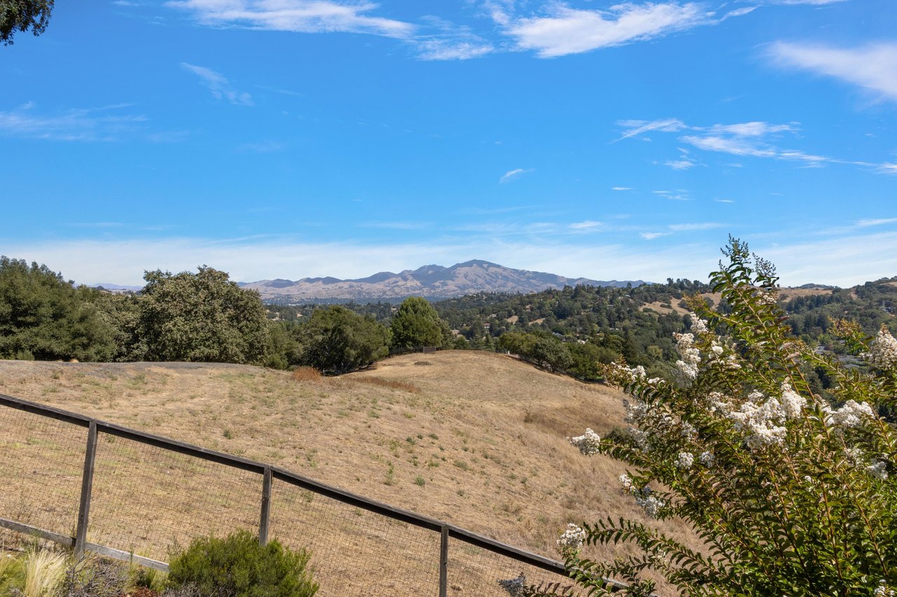 809 Mountain View Dr