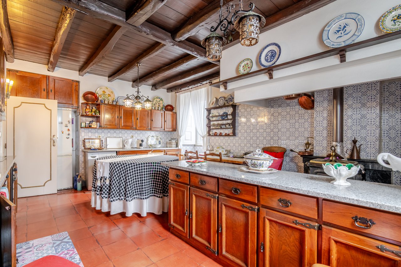 Rustic Four-Bedroom House with Private Land in Folhadela, Vila Real