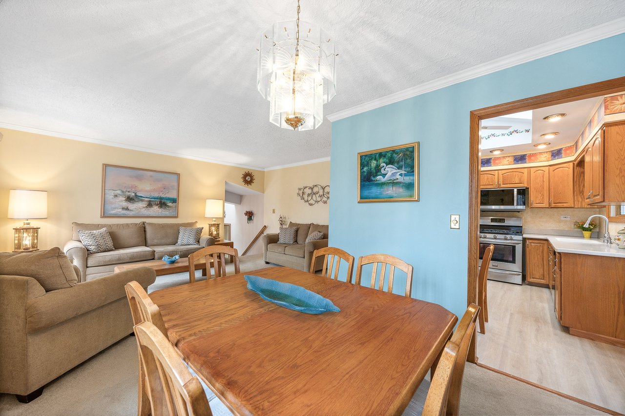 8000 Oakview Lane, Woodridge