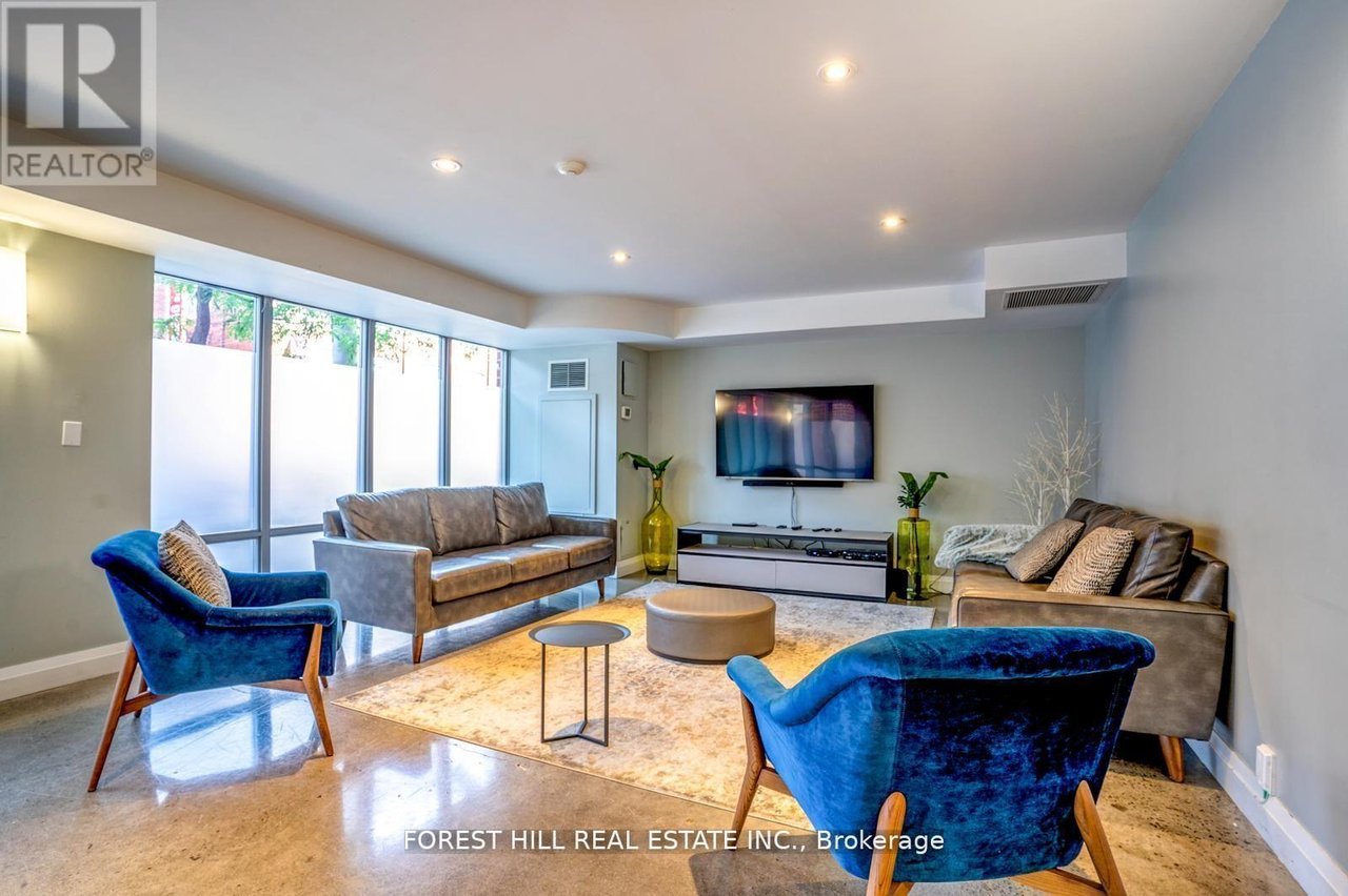 255 Richmond St E, #816