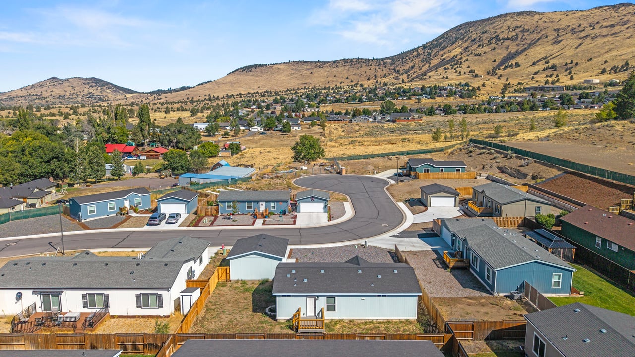 Aerial view of homes and available homesites in Homedale Terrace in Klamath Falls, Oregon