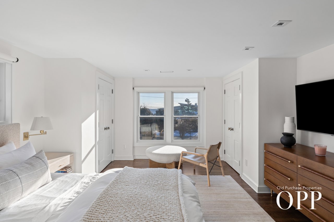 CHARMING SUMMER RETREAT WITH GARDENS & BAY BREEZES