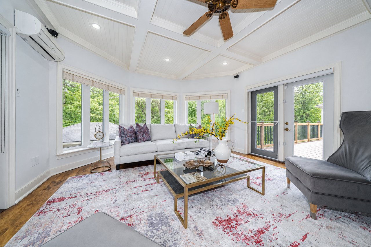 203 St John's Side Road W
