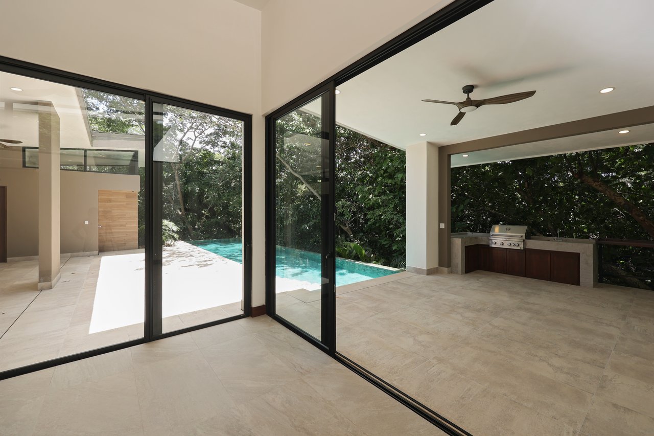 Modern luxury home for sale in Pacífico, Playas del Coco – Private pool, beach club and resort amenities