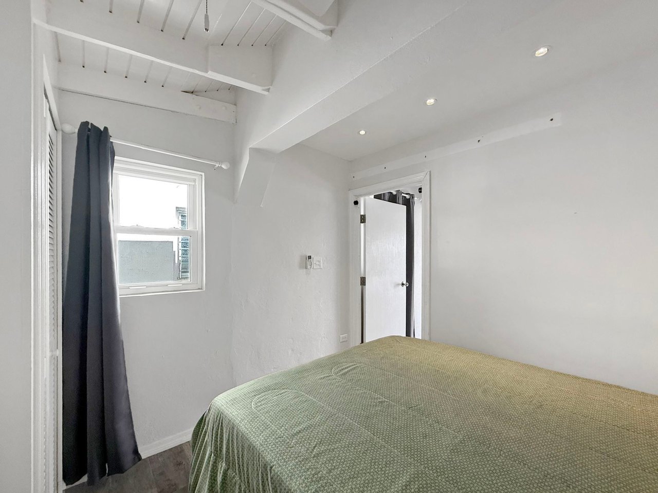 1042 Romney Park 1 Bedroom Apartment