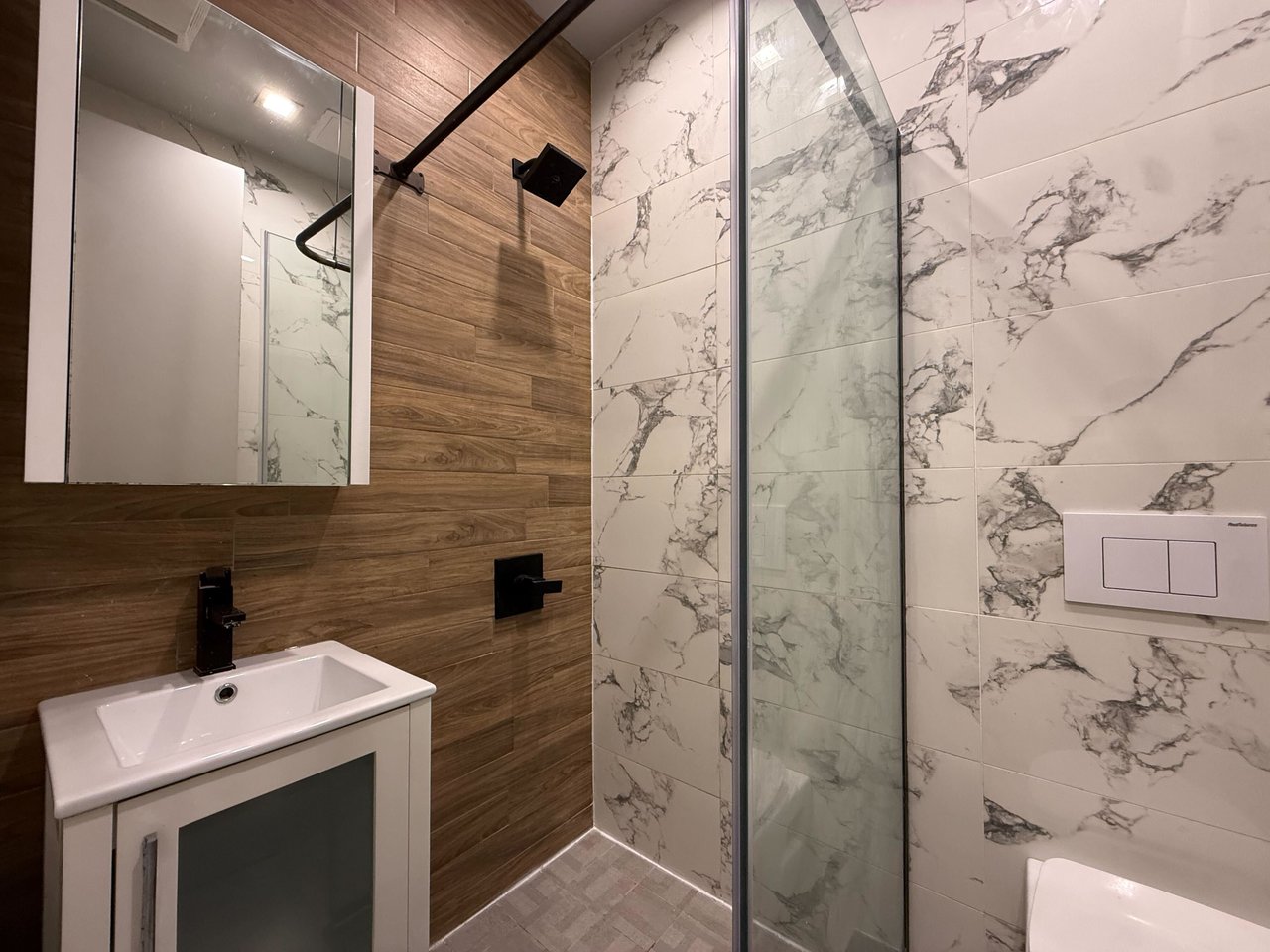 241 Scholes St 2L