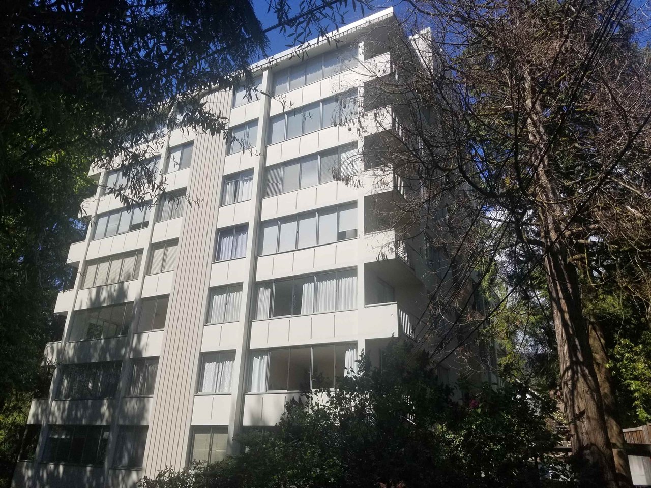 305-1785 Esquimalt Ave